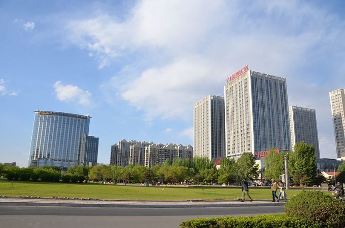 包头老街，油纸伞下的沉思时光